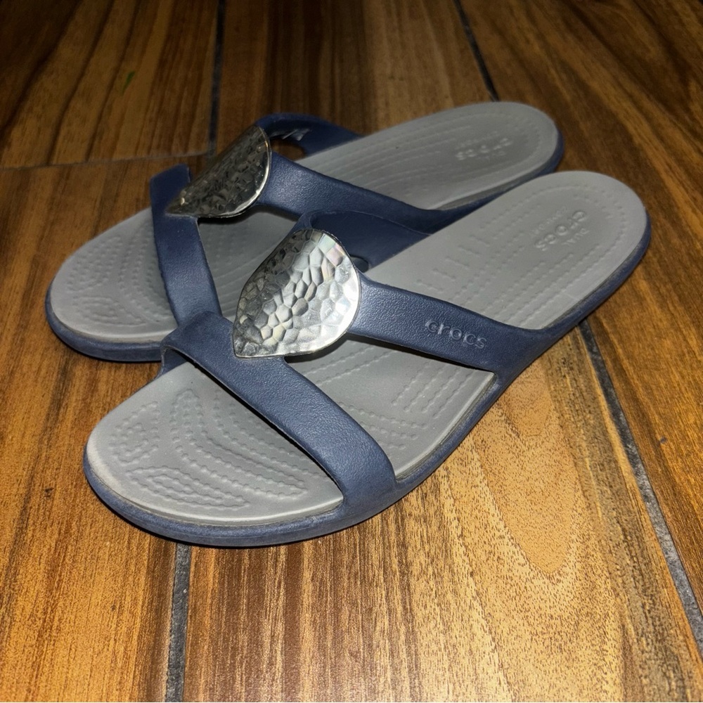 Crocs Sanrah Hammered Tear Drop Sandal Women's Size  5  Navy Silver Slide-On